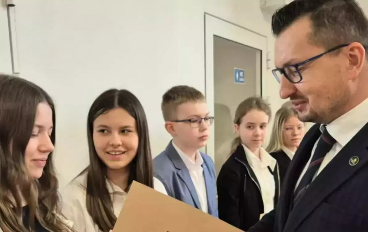 Zdjęcie do Stypendia dla uczni&oacute;w - wręczone